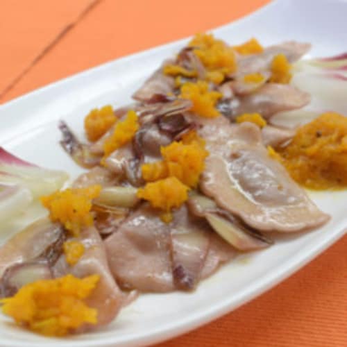 Mezzelune Blurisella, nueces y almendras con achicoria, calabaza y vino tinto