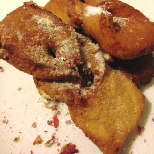 Calzones rotos con azúcar de pétalos de rosa