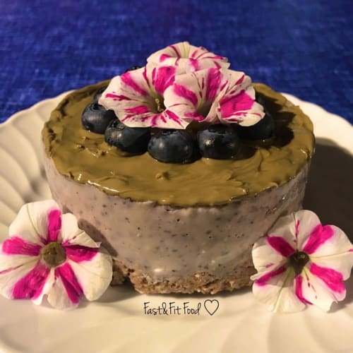 Vegana pastel de queso con arándanos, limón y pistacho