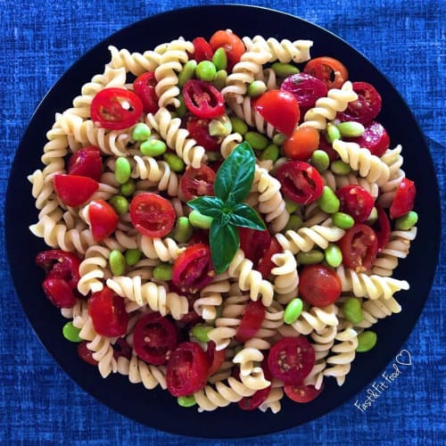 pasta fría vegetariana con tomates y edamame