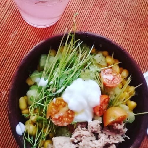 Ensalada de apio y brotes con aderezo de yogur