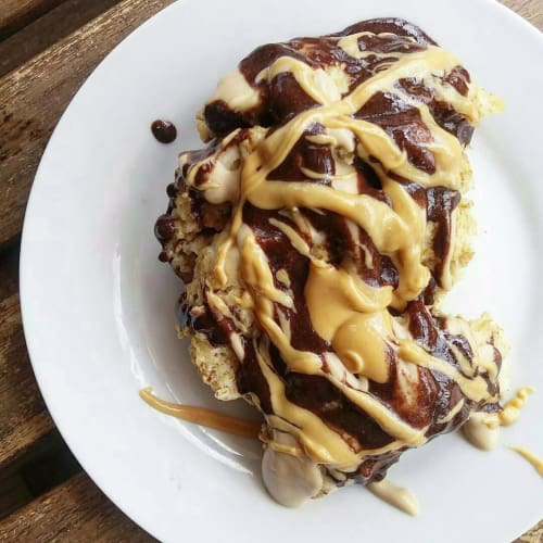 pastel de taza de avena con el doble de chocolate y mantequilla de maní