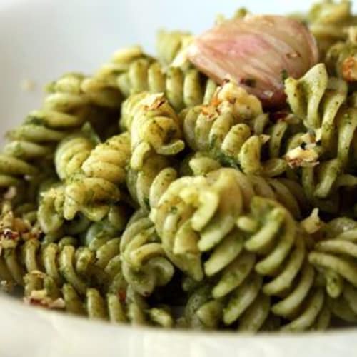 Deletreado Fusilli con pesto hojas, alcaparras, almendras y nueces