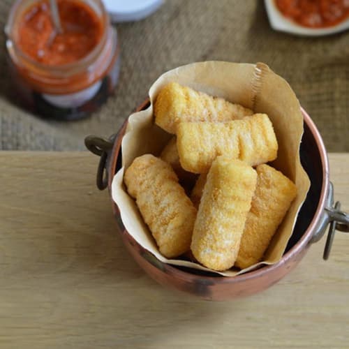 Croquetas con bruschetta de manzana con cebolla roja de Tropea IGP