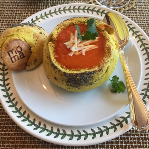 Sopa de tomates asados en bread bowls Mazza Moma