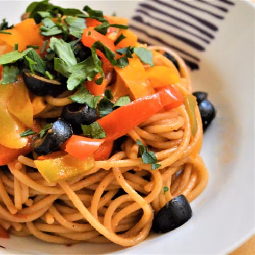 Spaghetti integrali con sugo di peperoni e olive nere