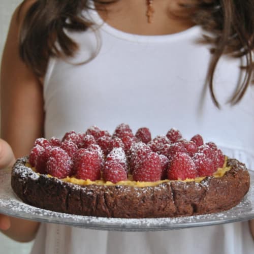 Tarta con crema de natillas de chocolate y frambuesas