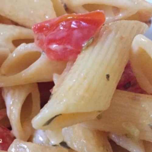 Cold pasta with cherry tomatoes and thin