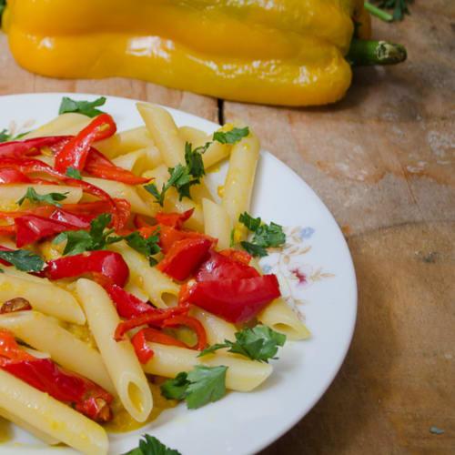 Pasta con crema di peperoni allo zenzero e curcuma