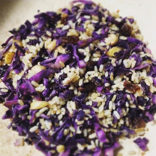 Wholemeal rice with purple cabbage, almonds and raisins