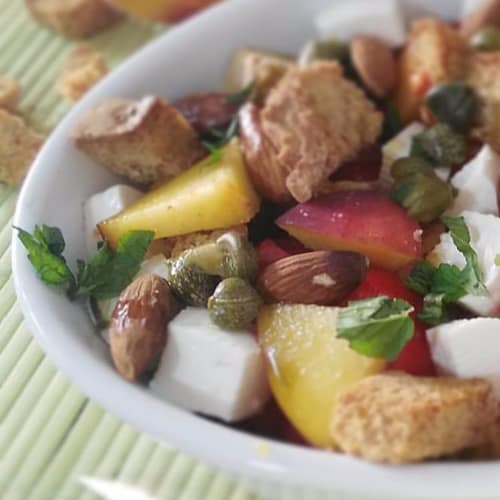 Panzanella fruttata alle mandorle