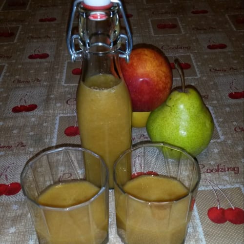 El jugo de manzana, melocotón, ciruela y limón