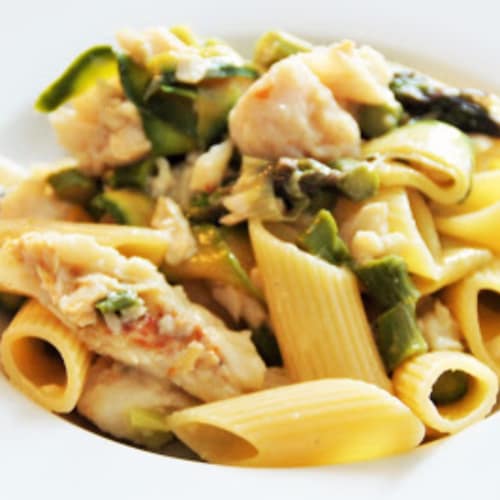 Penne con verduras y merluza