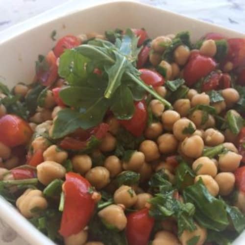 Cold salad of chickpeas, cherry tomatoes and rocket salad