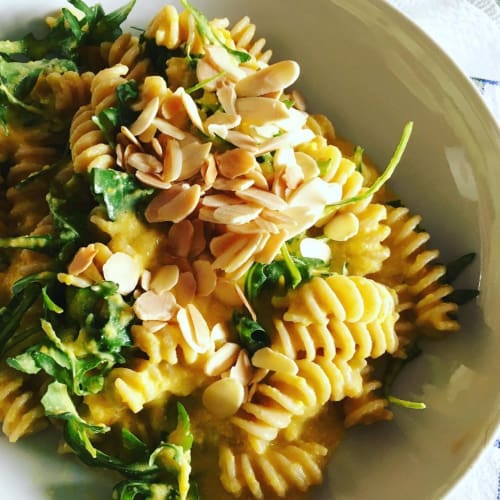 fusilli crema de pimientos y almendras