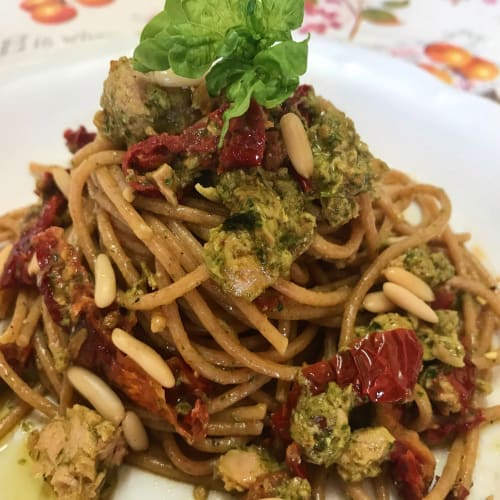 Spaghetti integrali con pesto di basilico, pomodorini secchi e tonno