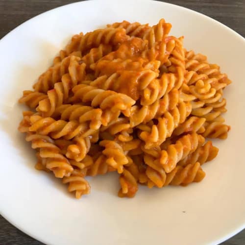 Integrante fusilli con pesto y alcaparras datterini