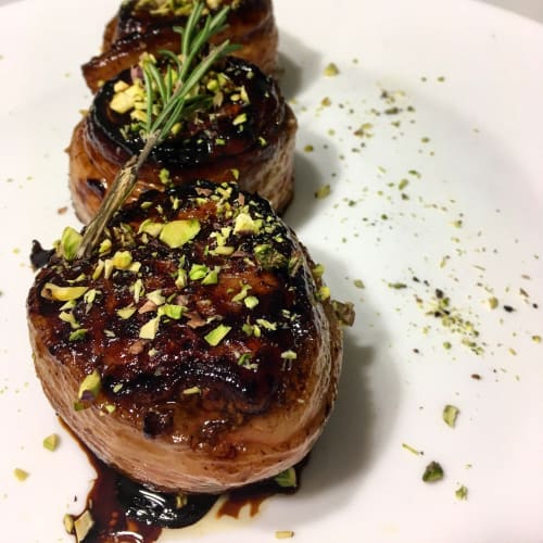 Balsamic pork fillet with bacon and pistachios