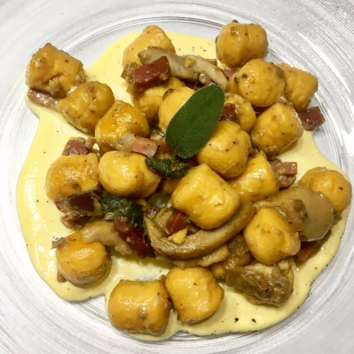 gnocchi de calabaza con setas, bacon y fondue de queso