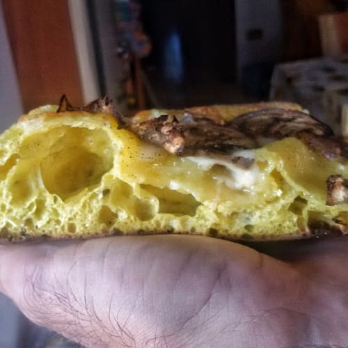 Pizza en la cúrcuma sartén con virutas de berenjena y ciruela