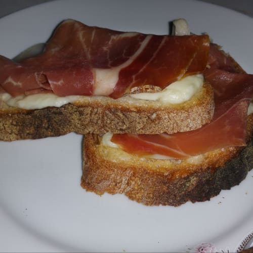 Crostini con jamón crudo y queso mozzarella