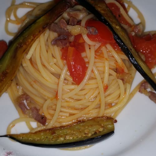 Espaguetis con tomate fresco y la berenjena