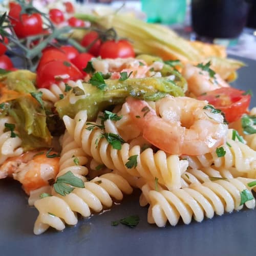 camarones fusilli y flores de calabacín