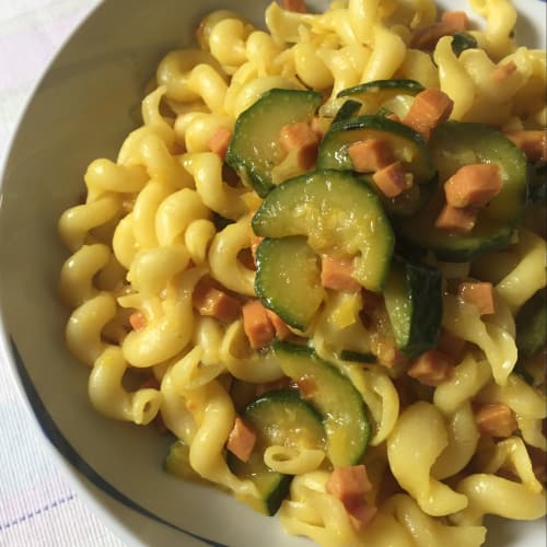 Fusilli with zucchini, leek and saffron ham