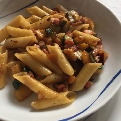 Penne con calabacín, cebolla y tocino