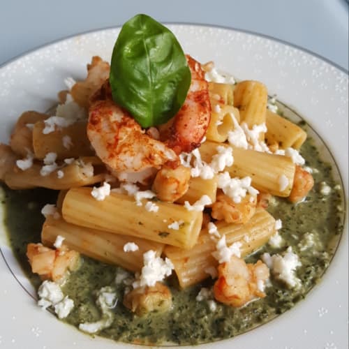 Tortiglioni con mozzarella, gamberoni alla paprika e salsa al basilico