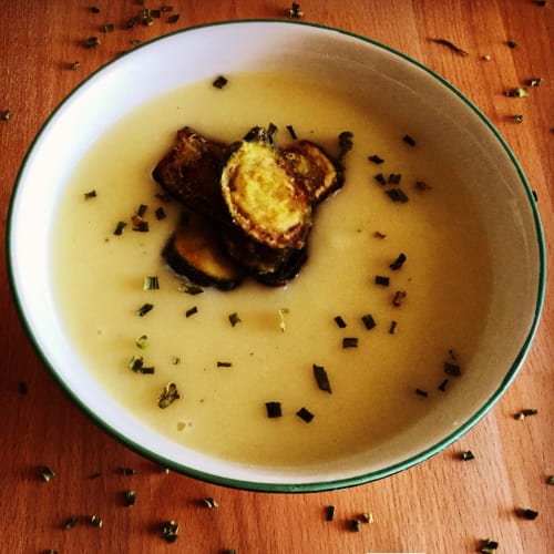 Crema de coliflor con chips de calabacín