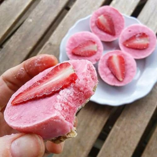 Mini cheesecakes with strawberries