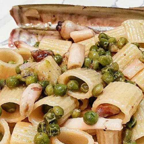 Pasta con navajas y guisantes