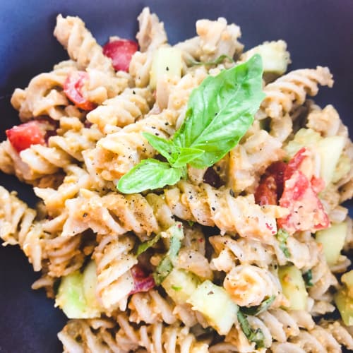 Fusilli integral with hummus and seasonal vegetables