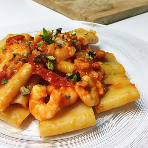 paccheri salmón, camarones y pistachos