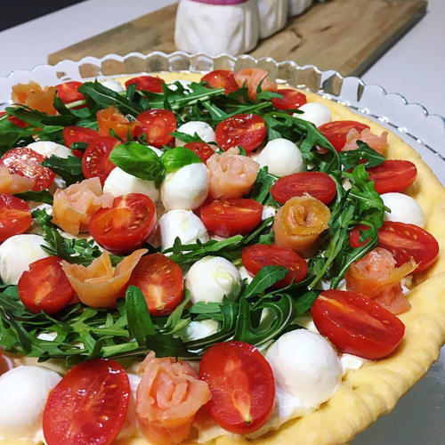 Savory cake with cherry tomatoes, mozzarella, rocket and salmon