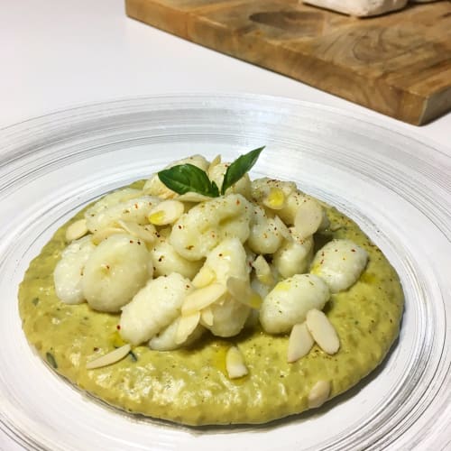 Gnocchi con crema di piselli, mandorle e polvere di liquirizia