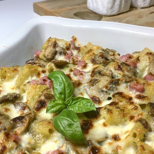 Baked pasta with mushrooms, zucchini and ham