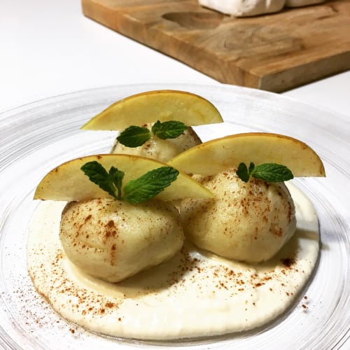 Gnocchi con salsa de manzana y canela queso parmesano.