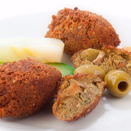 albóndigas de garbanzo con las aceitunas verdes gigantes