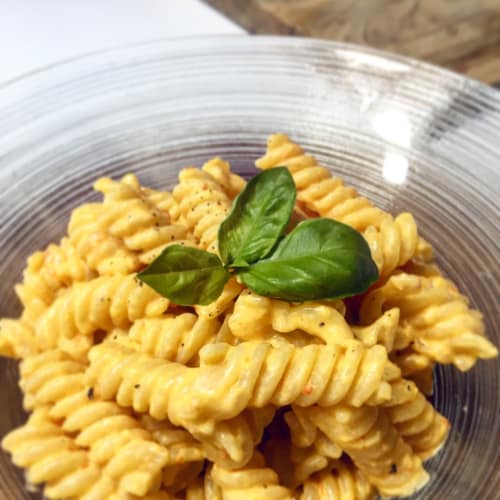 Cremosa fusilli con pimientos y el curry