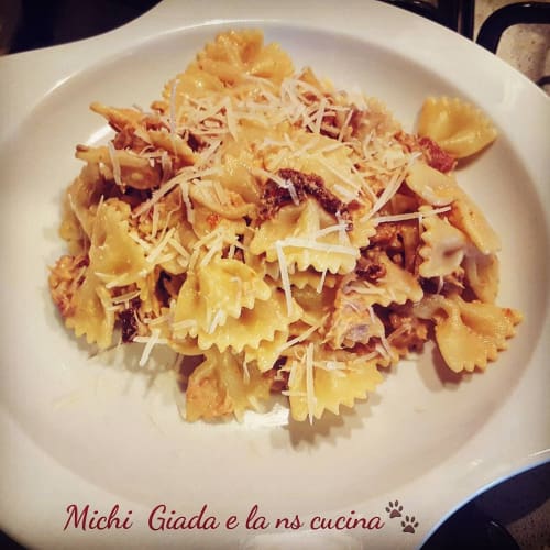 Farfalle con crema de tomates secados, atún y Robiola