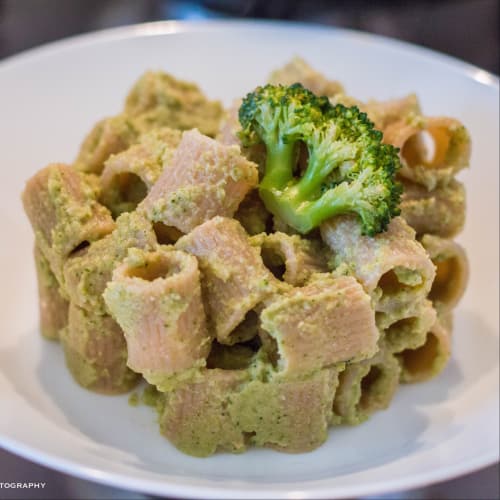 Mezzi rigatoni integrali con pesto di broccoli e noci