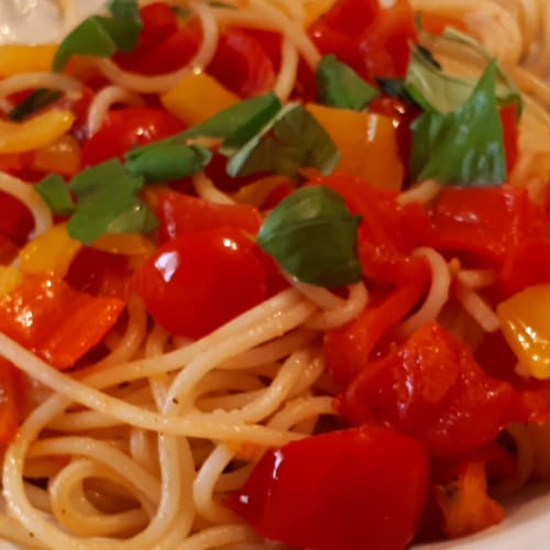 espaguetis verano con tomates, pimientos y albahaca