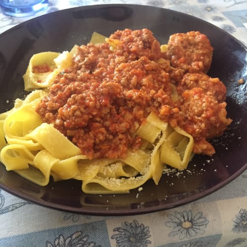 Pappardelle con salsa de carne con albóndigas