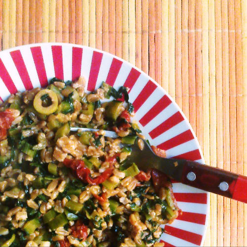 Farro integrale con cicoria e pomodori secchi