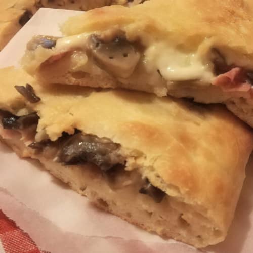 Focaccia Ripiena Con Prosciutto Funghi E Scamorza