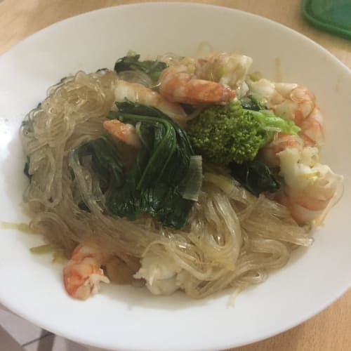 Fideos con camarones y hojas de nabo