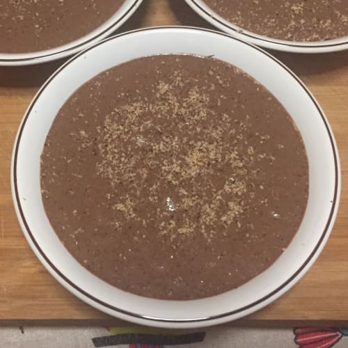 Frutas y budín de queso de soja de chocolate y almendras