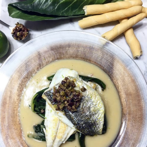 Filetes de dorada, remolachas y palitos de pan salsa